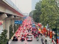 Đường phố Hà Nội “nghẹt thở” ngày làm việc cuối năm, tài xế không vội vàng
