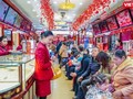 Bên trong một cửa hàng vàng bên phố Trần Nhân Tông, các dãy ghế dành cho khách chờ chật kín người ngồi. Ảnh: Đình Huy