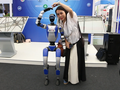 Robot của MISA tạo hình trái tim cùng khách tham quan