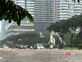 “Khu nhà giàu” ở Hà Nội ngập sâu, tài xế ô tô và xe máy chật vật vượt "biển nước" mênh mông