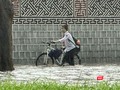 Một nữ sinh ướt hết quần áo khi di chuyển trên tuyến đường ngập sâu ở Hà Nội.
