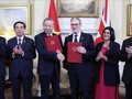 Tổng Bí thư Tô Lâm và Thủ tướng Liên hiệp Vương quốc Anh và Bắc Ireland Keir Starmer trao Tuyên bố chung về nâng cấp quan hệ Việt Nam - Anh lên Đối tác chiến lược toàn diện. Ảnh: Thống Nhất/TTXVN