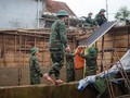 Bộ đội sửa nhà cho người dân vùng lũ ở Huế.