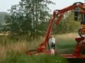 Việc cắt cỏ đường cao tốc ở nước ngoài được thực hiện bằng công nghệ.
