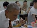 Hình ảnh ông Obama dùng đũa ăn bún chả trong clip quảng bá của CNN.