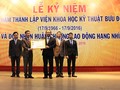 Thừa ủy quyền của Chủ tịch nước, Bộ trưởng Bộ TT&TT Trương Minh Tuấn trao Huân chương Lao động hạng Nhì cho Lãnh đạo Viện Khoa học Kỹ thuật Bưu điện.