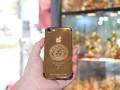 iPhone mạ vàng tạo hình biểu tượng thời trang Versace.