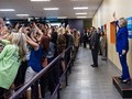 Nhiều người đã quay lưng về phía bà Hillary để selfie - (Nguồn Vietnamplus)