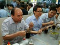 Thủ tướng ăn sáng tại một quán phở trên đường Nguyễn Huệ
