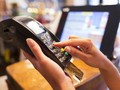 Quẹt thẻ trên máy POS khi mua sắm, chi trả tại các hàng quán - Ảnh: Businessnewsdaily.com