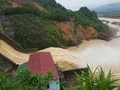 Thủy điện Hố Hô xả lũ khiến hàng ngàn hộ dân trên địa bàn huyện Hương Khê chìm trong biển nước.