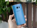 Galaxy S7 edge xanh coral khi đưa ra ánh sáng sẽ tạo ra màu sắc khá lung linh- ẢNH: AFP
