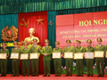 Thứ trưởng Lê Quý Vương trao Bằng khen của Bộ Công an cho các tập thể, cá nhân có thành tích xuất sắc.