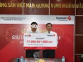Khách hàng trúng 71 tỷ nhận giải.