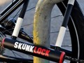 Khóa xe đạp SkunkLock khiến trộm buồn nôn