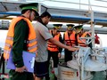 Lực lượng Bộ đội Biên phòng Quảng Ngãi kiểm tra tàu DANAI 8 chở xăng không rõ nguồn gốc- (Ảnh: Zing).
