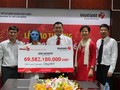 Người đàn ông đội tóc giả nhận thưởng Vietlott gần 70 tỷ đồng.