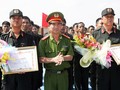 Hai "cao thủ" Triều Tiên nhận hoa từ lãnh đạo Bộ Công An