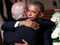 Tổng thống Obama ôm ông Biden trong đám tang con trai Beau Biden. Ảnh: AP