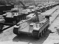 Xe tăng Panzer của Đức đang chuẩn bị đưa ra khỏi nhà máy. Bằng công thức toán học, phe đồng minh đã tính ra con số chính xác bao nhiêu xe tăng Đức sản xuất được mỗi tháng, nhờ số serial trên xe - Ảnh: Wikipedia