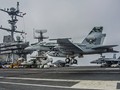 F-18E đang hạ cánh bằng cáp dừng trên USS George Washington.