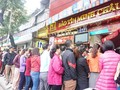 Người dân xếp hàng mua vàng tại một đại lý của Bảo Tín Minh Châu trong ngày thần tài.