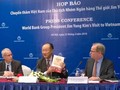 Chủ tịch Ngân hàng Thế giới Jim Yong Kim (giữa) trong buổi họp báo công bố báo cáo Việt Nam 2035. Ảnh TG