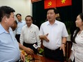Bí thư Đinh La Thăng đang trao đổi với các lãnh đạo của SATRA. (Ảnh: THUẬN THẮNG)