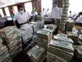 Thủ quỹ đang kiểm tiền tại một ngân hàng tư nhân ở TP Yangon, Myanmar. Ảnh: Reuters