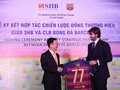 Ông Xavier Asensi - Giám đốc Điều hành khu vực Châu Á Thái Bình Dương CLB Barcelona (bên phải) tặng quà lưu niệm cho Ông Đỗ Quang Hiển - Chủ tịch HĐQT SHB, chiếc áo mang số 77 – là địa chỉ Trụ sở chính của SHB trên phố Trần Hưng Đạo