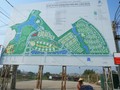 Phía sau tấm bảng giới thiệu về không gian kiến trúc cảnh quan của dự án khu du lịch sinh thái - văn hóa cà phê Suối Xanh là bãi giữ xe! - Ảnh: Tiến Thành