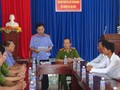 Đại diện Viện kiểm sát Cà Mau xin lỗi em Phạm Chí Nguyễn (sinh năm 1997, xã Nguyễn Phích, huyện U Minh) vì truy tố oan tội hiếp dâm - Ảnh: Tấn Thái.
