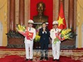 Chủ tịch nước Trương Tấn Sang trao Quyết định thăng cấp hàm Thượng tướng cho đồng chí Nguyễn Văn Thành và đồng chí Phạm Dũng. Ảnh TTXVN