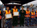 UBND tỉnh tặng bằng khen cho tập thể và thuyền trưởng tàu BP 320602 - Ảnh: Công Cường