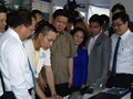 Bí thư Thành ủy Đinh La Thăng và các lãnh đạo TP.HCM tham quan gian trưng bày sản phẩm của một nhóm khởi nghiệp tại Nhà văn hóa Thanh niên TP.HCM. Ảnh: Chính Phong.