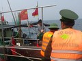 BĐBP Quảng Bình kiểm tra tàu cá của Trung Quốc vi phạm lãnh hải VN - Ảnh: Trường Tuyển