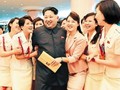 Ông Kim Jong-un được các thành viên nhóm nhạc nữ Moranbong vây quanh. Ảnh: Chosun Ilbo