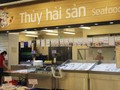 Chọn mua thủy hải sản tại một siêu thị. Ảnh minh họa: H.D