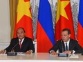 Thủ tướng Nguyễn Xuân Phúc trong buổi họp báo với Thủ tướng Nga Medvedev.