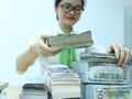 Đưa lãi suất USD lên khỏi mặt đất cũng đúng cả nghĩa đen và nghĩa bóng. Đó là nâng lãi suất lên trên 0% sẽ tạo động lực kéo nguồn ngoại tệ nhàn rỗi đang “chôn dưới đất” trong dân cư - Ảnh: Quang Phú