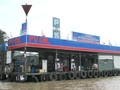 Giá xăng dầu vừa được điều chỉnh tăng mạnh cũng là yếu tố tác động lên thị trường tiền tệ. Trong ảnh là một cây xăng di động trên sông Tiền. Ảnh: Hồng Phúc
