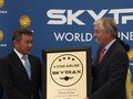  Ông Edward Plaisted – Giám đốc điều hành SkyTrax trao chứng chỉ hãng hàng không 4 sao cho Tổng giám đốc Vietnam Airlines Dương Trí Thành.