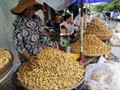 Với gia bán cao gấp nhiều lần đậu phộng nhập khẩu, đậu phộng VN rất khó cạnh tranh. Trong ảnh: đậu phộng được bán tại TP.HCM - Ảnh: NGỌC DƯƠNG