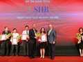 Bà Ngô Thu Hà – Phó Tổng Giám đốc SHB nhận giải thưởng Top 10 NHTM Uy tín nhất Việt Nam.