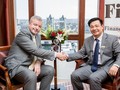Đại diện GBAF chúc mừng Phó Tổng Giám đốc ABBank Bùi Trung Kiên đã đạt được giải thưởng  Ngân hàng Phát triển bán lẻ tốt nhất Việt Nam 2016.