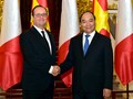Thủ tướng Nguyễn Xuân Phúc bắt tay chào đón Tổng thống Pháp François Hollande.