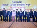 Quý bà Men Sam on - Phó thủ tướng Chính phủ Vương Quốc Campuchia (đứng thứ 5, từ trái sang), Ngài Chea Chanto - Thống đốc NH Quốc Gia Campuchia (đứng thứ 7 từ trái sang), Ông Đào Minh Tú – Phó Thống đốc NHNN Việt Nam (đứng thứ 4 từ trái sang) chụp ảnh cùn