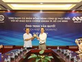 Chủ tịch HOSE trao quà lưu niệm tới ông Trịnh Văn Quyết, Chủ tịch Tập đoàn FLC. (Ảnh: flc.vn)