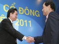 Ông Trầm Bê (bên phải) từng được biết rộng rãi sau cuộc soán ngôi ngoạn mục, để thay thế vai trò lãnh đạo của gia đình ông Đặng Văn Thành (bên trái) tại Sacombank. (Ảnh: Internet)
