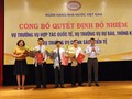 Thống đốc Lê Minh Hưng cùng Phó Thống đốc Nguyễn Thị Hồng trao Quyết định và tặng hoa chúc mừng các tân Vụ trưởng. (Ảnh: SBV)